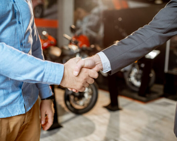 握手する人たち