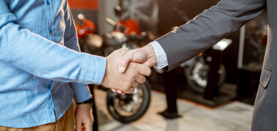 握手する人たち