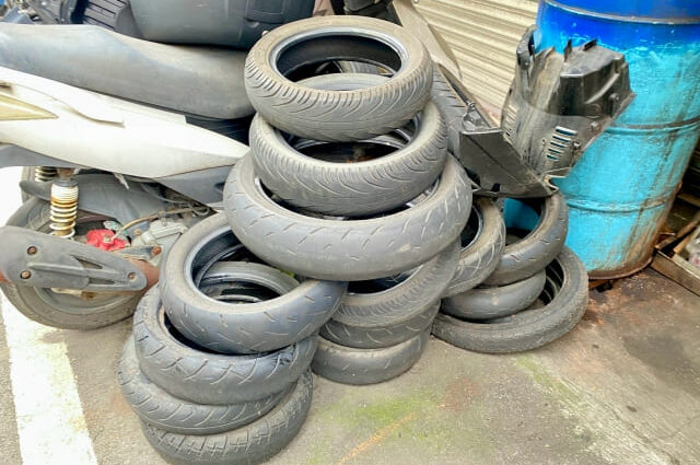 廃タイヤとゴミ