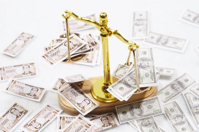 おかねの乗った天秤